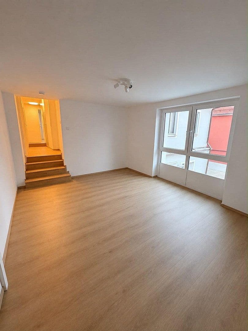 Prenájom bytu 4-izbový 153 m², Weinstraße 2, Volkach, Bavorsko Prenájom bytu 4-izbový 153 m², Weinstraße 2, Volkach, Bavorsko