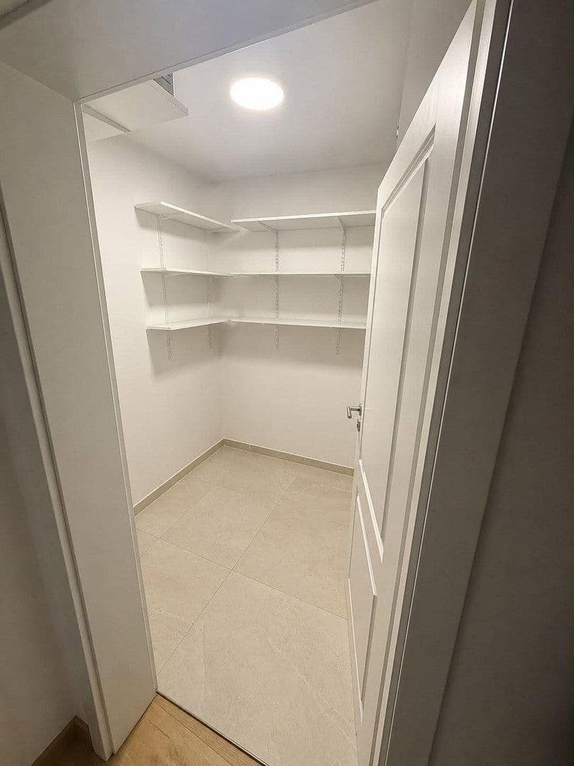 Prenájom bytu 4-izbový 153 m², Weinstraße 2, Volkach, Bavorsko Prenájom bytu 4-izbový 153 m², Weinstraße 2, Volkach, Bavorsko