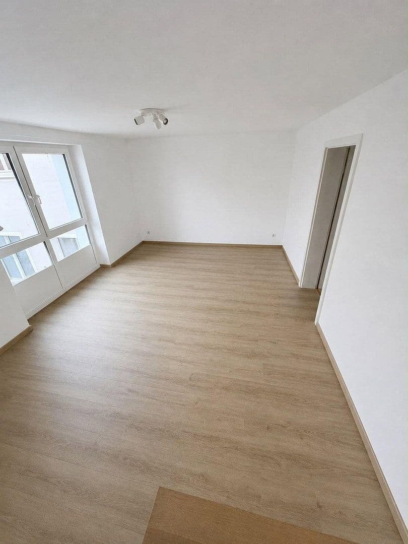 Prenájom bytu 4-izbový 153 m², Weinstraße 2, Volkach, Bavorsko Prenájom bytu 4-izbový 153 m², Weinstraße 2, Volkach, Bavorsko