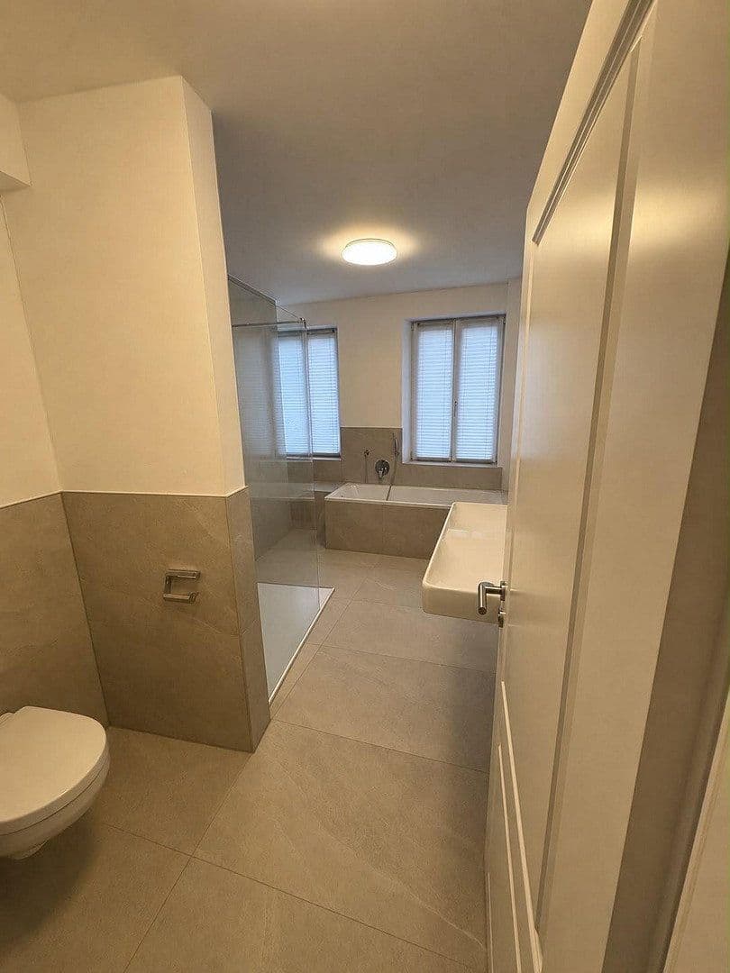 Prenájom bytu 4-izbový 153 m², Weinstraße 2, Volkach, Bavorsko Prenájom bytu 4-izbový 153 m², Weinstraße 2, Volkach, Bavorsko