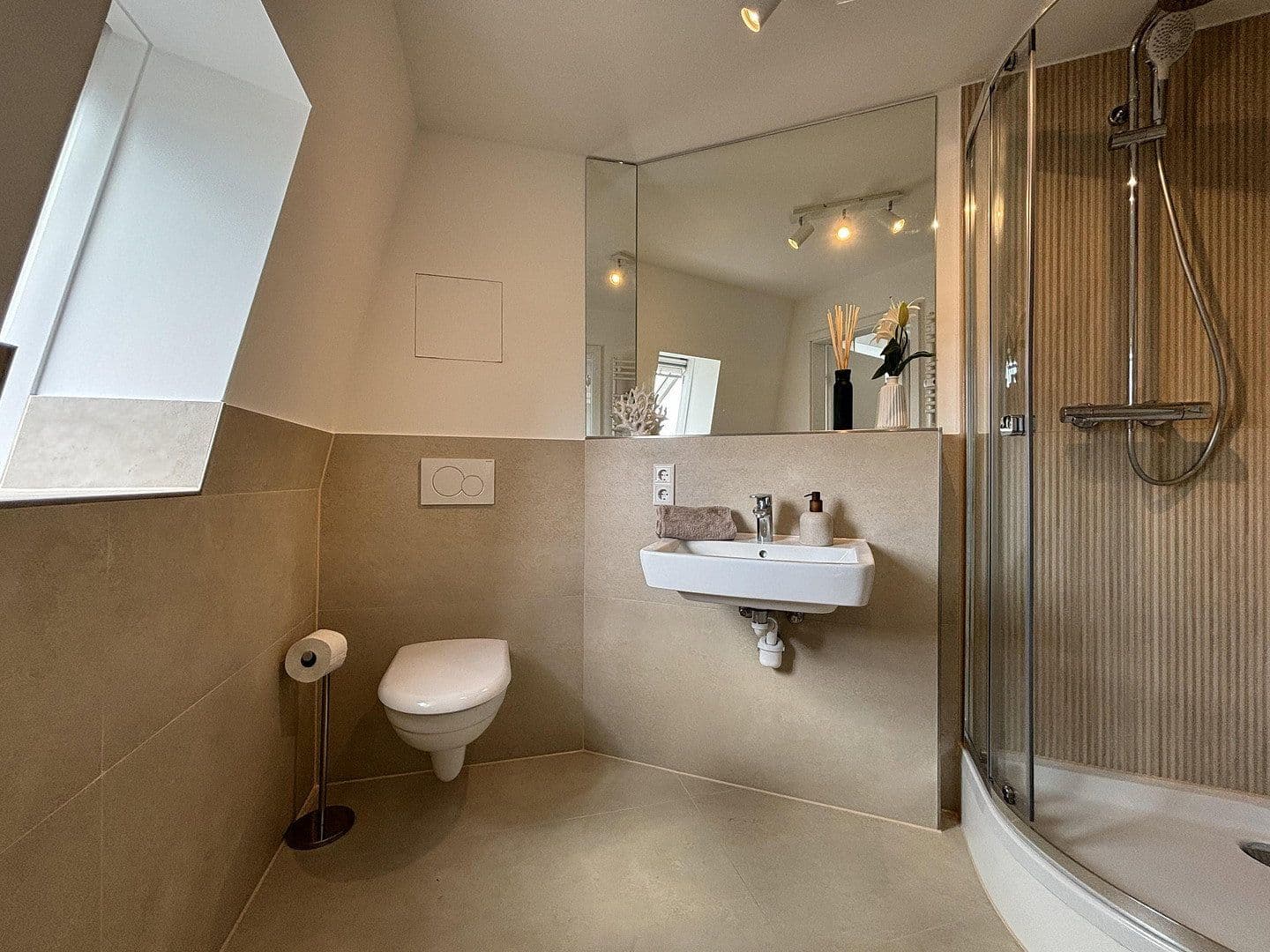 Prenájom bytu 2-izbový 54 m², Bergisch Gladbacher Str. 135-137, Köln, Severné Porýnie - Westfálsko Prenájom bytu 2-izbový 54 m², Bergisch Gladbacher Str. 135-137, Köln, Severné Porýnie - Westfálsko
