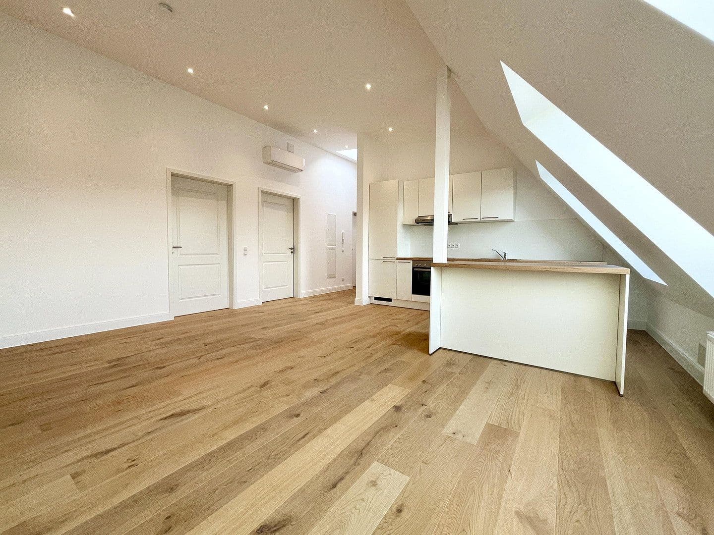 Prenájom bytu 3-izbový 87 m², Edisonstr. 45, Berlin, Berlín Prenájom bytu 3-izbový 87 m², Edisonstr. 45, Berlin, Berlín