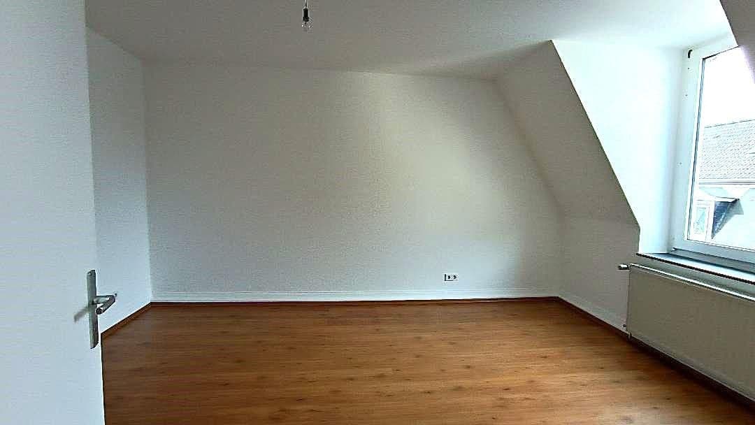 Prenájom bytu 4-izbový 100 m², Feldstr. 48, Wuppertal, Severné Porýnie - Westfálsko Prenájom bytu 4-izbový 100 m², Feldstr. 48, Wuppertal, Severné Porýnie - Westfálsko