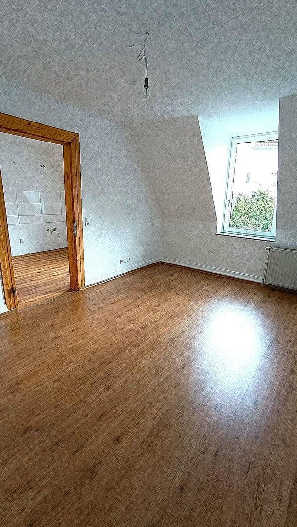 Prenájom bytu 4-izbový 100 m², Feldstr. 48, Wuppertal, Severné Porýnie - Westfálsko Prenájom bytu 4-izbový 100 m², Feldstr. 48, Wuppertal, Severné Porýnie - Westfálsko
