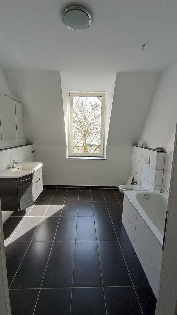 Prenájom bytu 4-izbový 100 m², Feldstr. 48, Wuppertal, Severné Porýnie - Westfálsko Prenájom bytu 4-izbový 100 m², Feldstr. 48, Wuppertal, Severné Porýnie - Westfálsko
