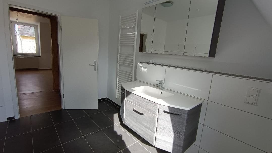 Prenájom bytu 4-izbový 100 m², Feldstr. 48, Wuppertal, Severné Porýnie - Westfálsko Prenájom bytu 4-izbový 100 m², Feldstr. 48, Wuppertal, Severné Porýnie - Westfálsko