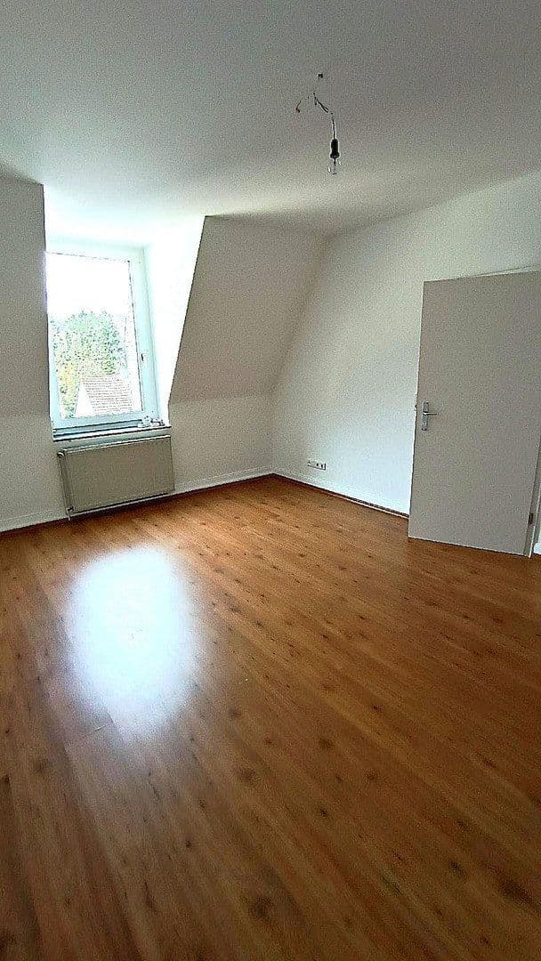 Prenájom bytu 4-izbový 100 m², Feldstr. 48, Wuppertal, Severné Porýnie - Westfálsko Prenájom bytu 4-izbový 100 m², Feldstr. 48, Wuppertal, Severné Porýnie - Westfálsko