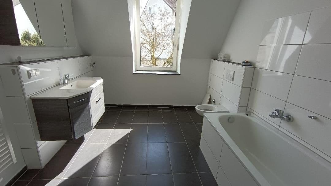 Prenájom bytu 4-izbový 100 m², Feldstr. 48, Wuppertal, Severné Porýnie - Westfálsko Prenájom bytu 4-izbový 100 m², Feldstr. 48, Wuppertal, Severné Porýnie - Westfálsko