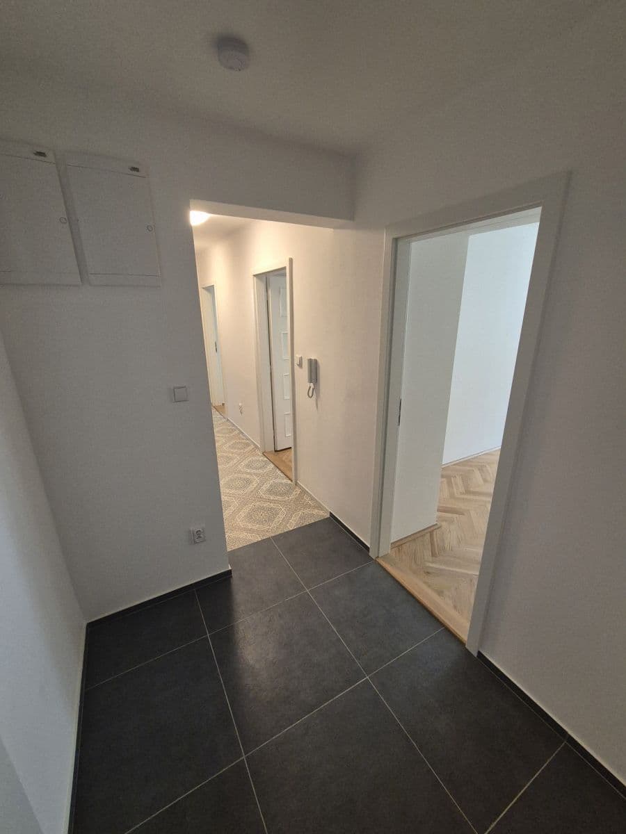 Prenájom bytu 3-izbový 58 m², Kotěrova, Praha, Praha Prenájom bytu 3-izbový 58 m², Kotěrova, Praha, Praha