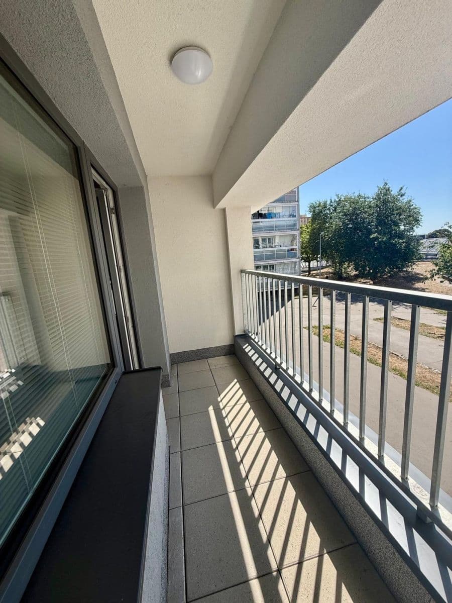 Prenájom bytu 1-izbový 34 m², Mochovská, Praha, Praha Prenájom bytu 1-izbový 34 m², Mochovská, Praha, Praha