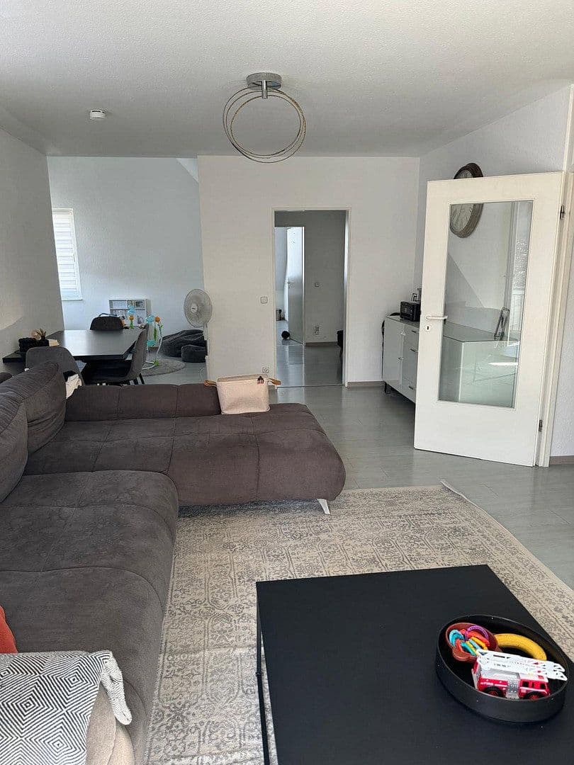 Prenájom bytu 3-izbový 87 m², Berliner Straße 55, Niederkassel, Severné Porýnie - Westfálsko Prenájom bytu 3-izbový 87 m², Berliner Straße 55, Niederkassel, Severné Porýnie - Westfálsko