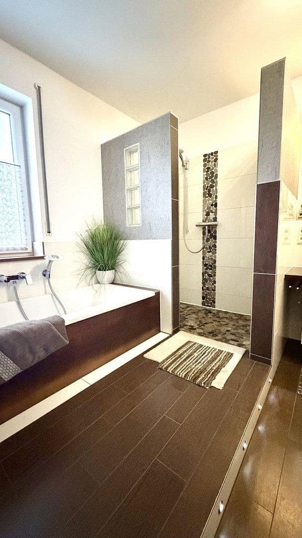 Predaj domu 265 m², pozemok 1.029 m², Osterhofen, Bavorsko Predaj domu 265 m², pozemok 1.029 m², Osterhofen, Bavorsko