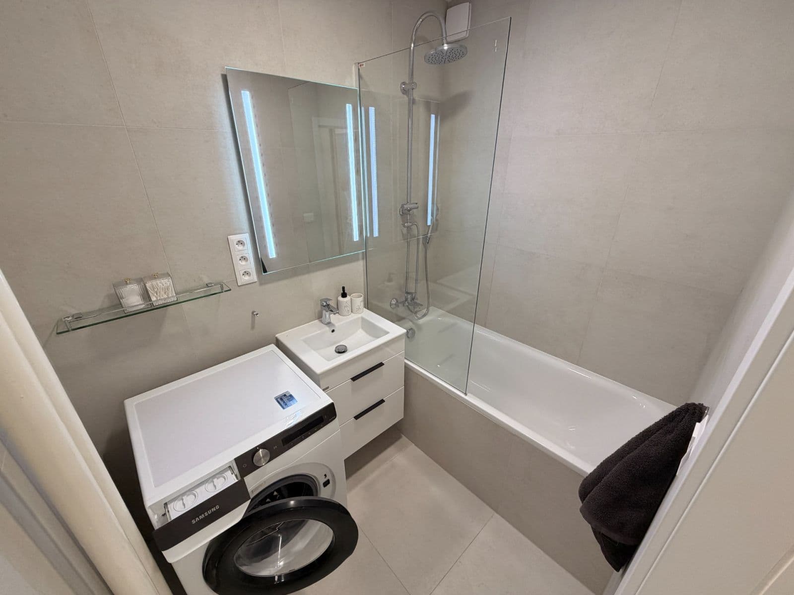 Prenájom bytu 3-izbový 58 m², Mikovíniho, Nové Mesto, Bratislavský kraj Prenájom bytu 3-izbový 58 m², Mikovíniho, Nové Mesto, Bratislavský kraj