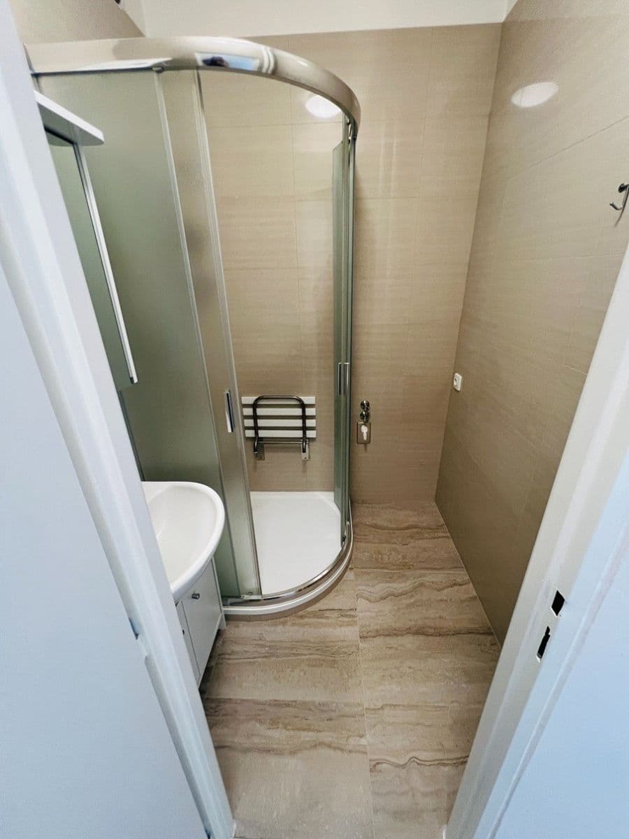 Prenájom bytu 2-izbový 56 m², Káranská, Praha, Praha Prenájom bytu 2-izbový 56 m², Káranská, Praha, Praha