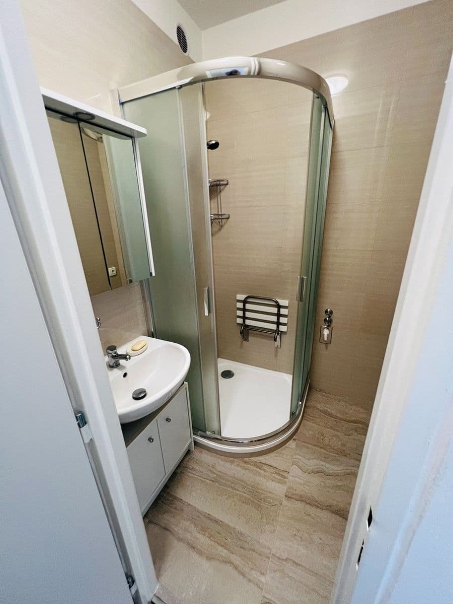 Prenájom bytu 2-izbový 56 m², Káranská, Praha, Praha Prenájom bytu 2-izbový 56 m², Káranská, Praha, Praha