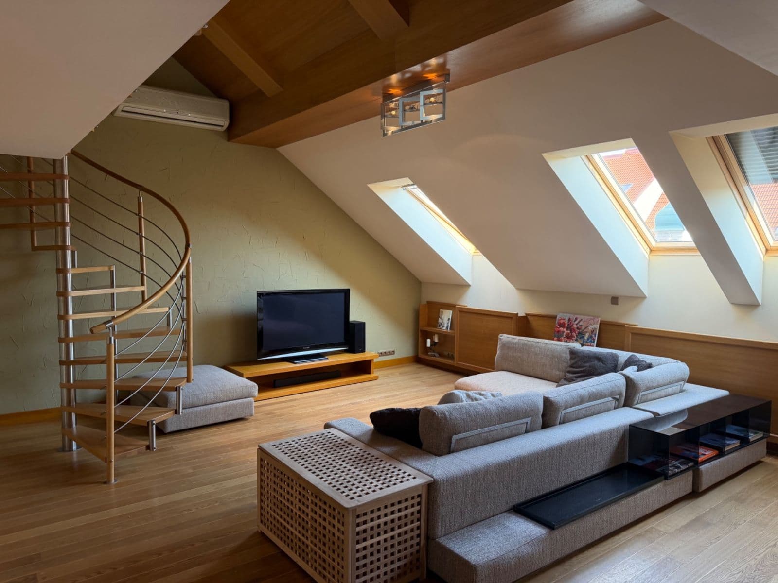 Prenájom bytu 3-izbový 157 m², Korunní, Praha, Praha Prenájom bytu 3-izbový 157 m², Korunní, Praha, Praha