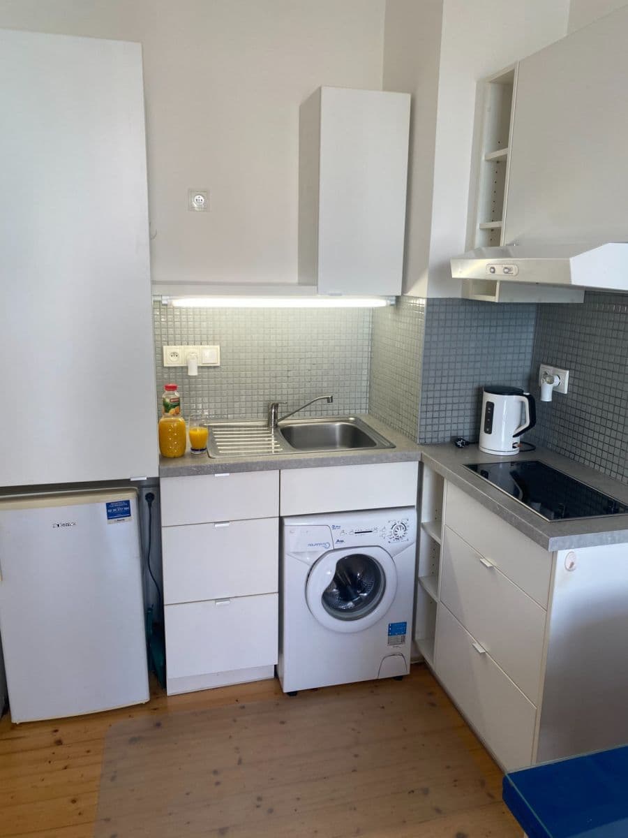Prenájom bytu 1-izbový 18 m², Sarajevská, Praha, Praha Prenájom bytu 1-izbový 18 m², Sarajevská, Praha, Praha