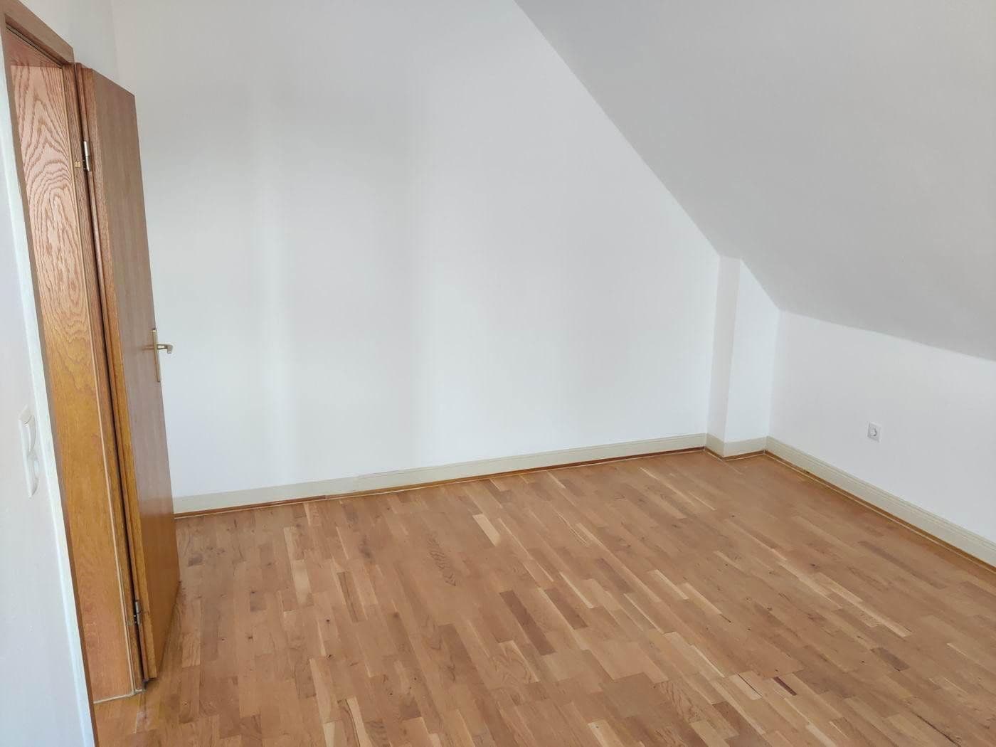 Prenájom bytu 4-izbový 95 m², Mannheim, Bádensko-Wurttembersko Prenájom bytu 4-izbový 95 m², Mannheim, Bádensko-Wurttembersko