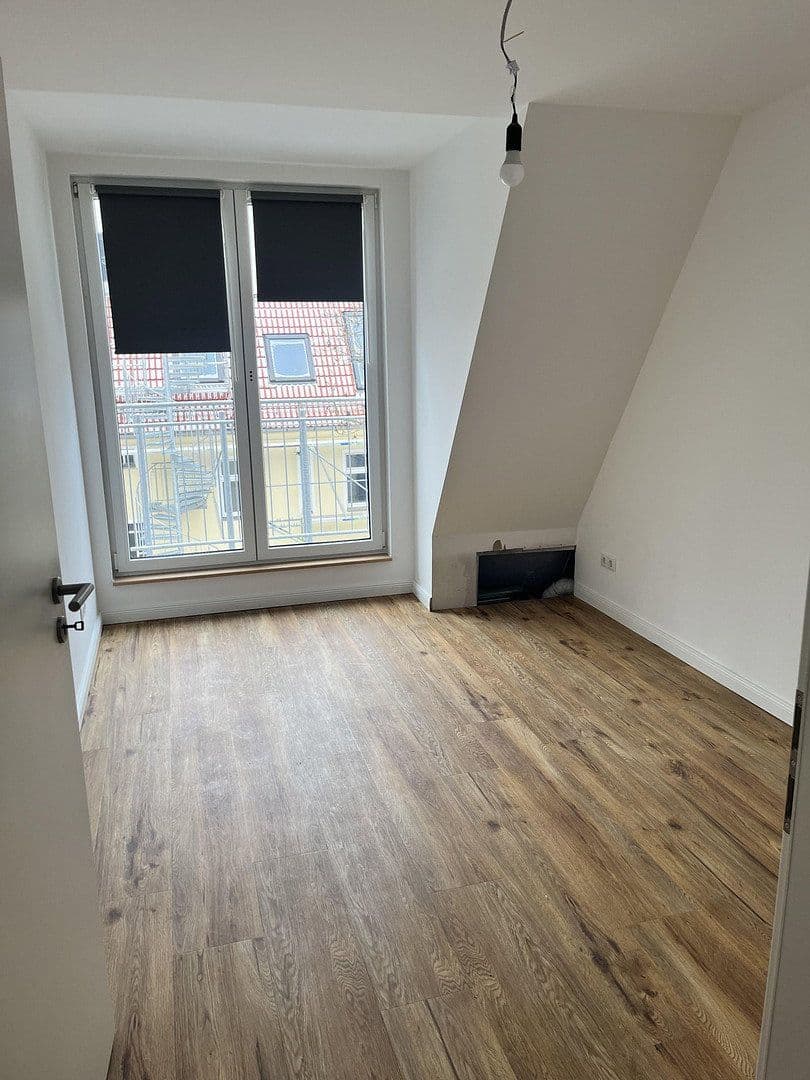 Prenájom bytu 3-izbový 98 m², Dietzgenstraße 93, Berlin, Berlín Prenájom bytu 3-izbový 98 m², Dietzgenstraße 93, Berlin, Berlín