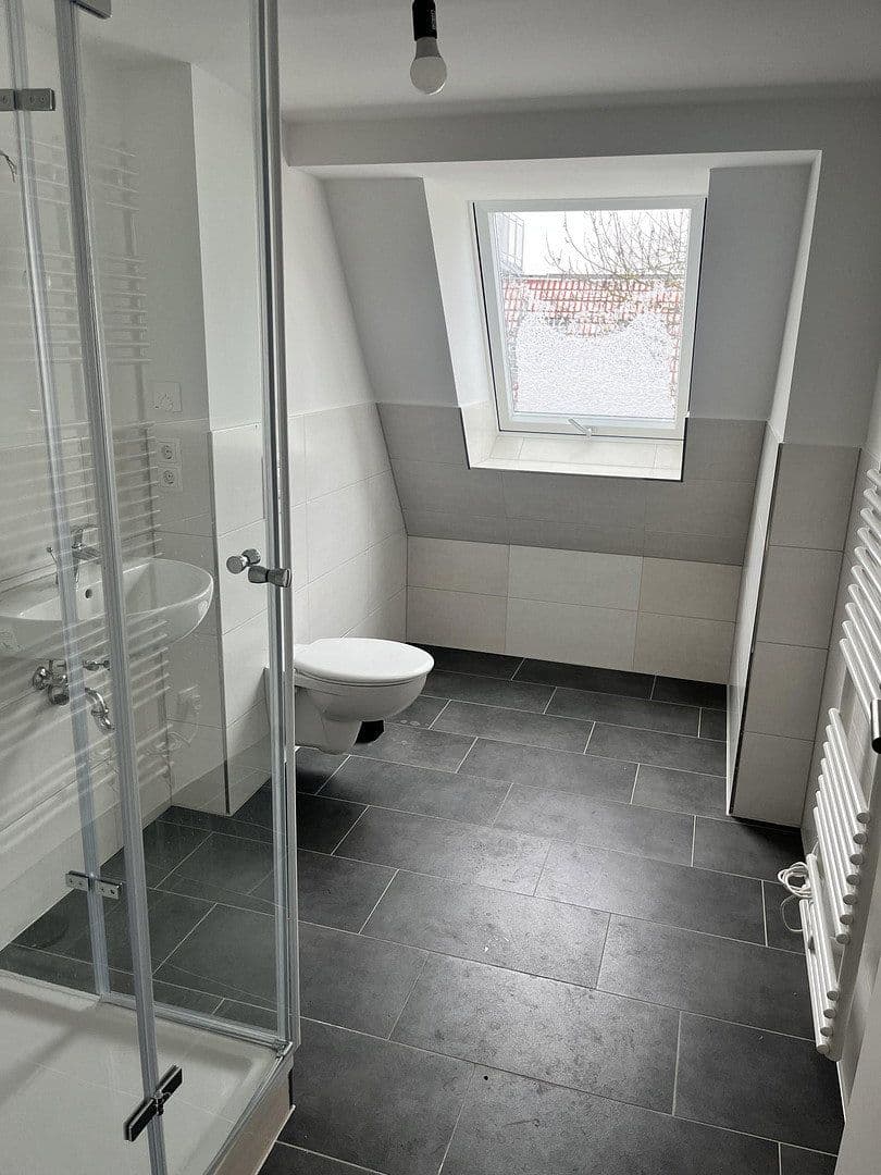 Prenájom bytu 3-izbový 98 m², Dietzgenstraße 93, Berlin, Berlín Prenájom bytu 3-izbový 98 m², Dietzgenstraße 93, Berlin, Berlín