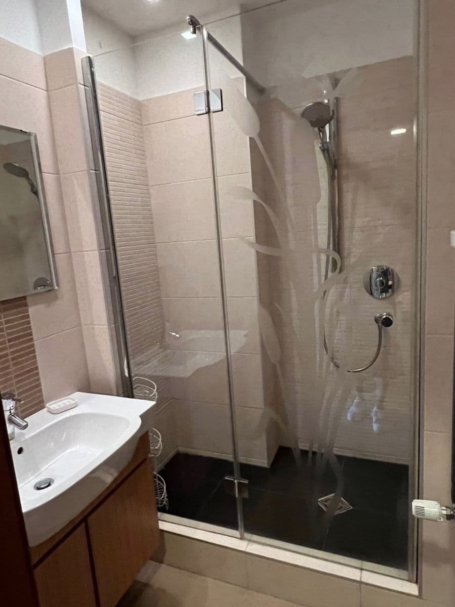 Prenájom bytu 2-izbový 87 m², Kvačalova, Ružinov, Bratislavský kraj Prenájom bytu 2-izbový 87 m², Kvačalova, Ružinov, Bratislavský kraj