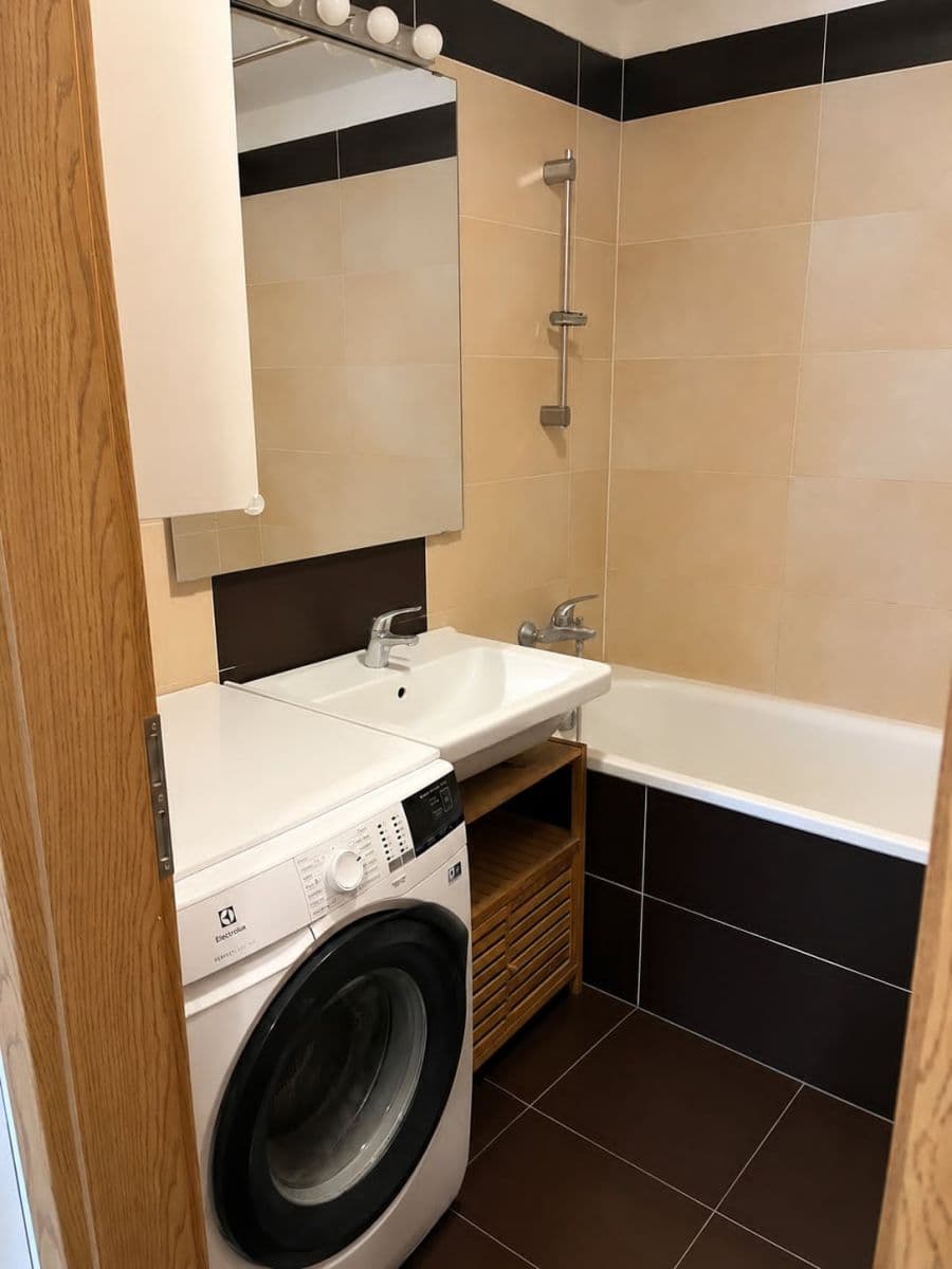 Prenájom bytu 3-izbový 68 m², Nepomuckých, Praha, Praha Prenájom bytu 3-izbový 68 m², Nepomuckých, Praha, Praha