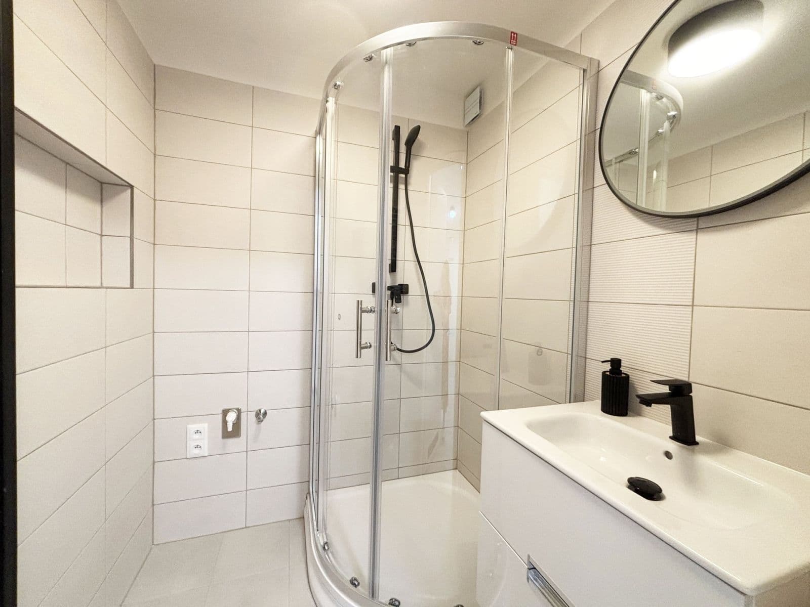 Prenájom bytu 1-izbový 43 m², U plynárny, Praha, Praha Prenájom bytu 1-izbový 43 m², U plynárny, Praha, Praha