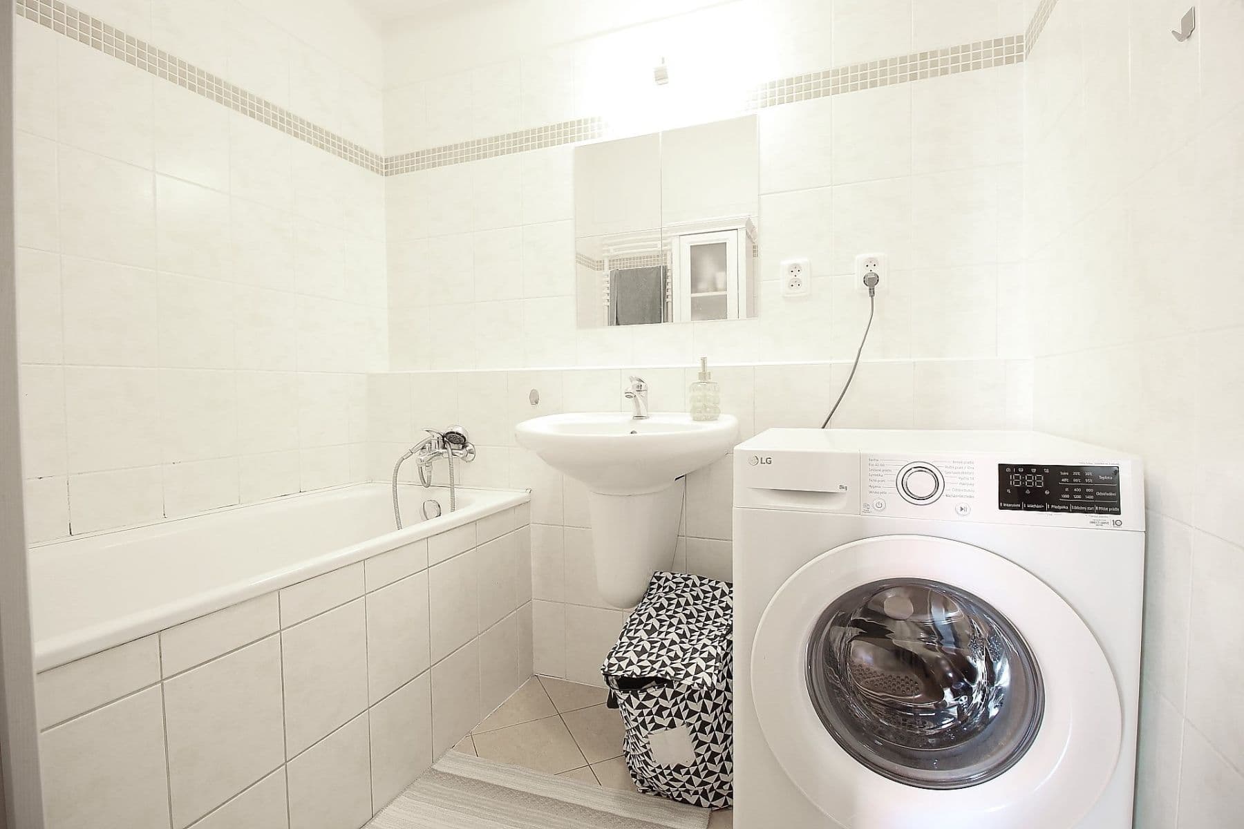 Prenájom bytu 1-izbový 35 m², Rižská, Praha, Praha Prenájom bytu 1-izbový 35 m², Rižská, Praha, Praha