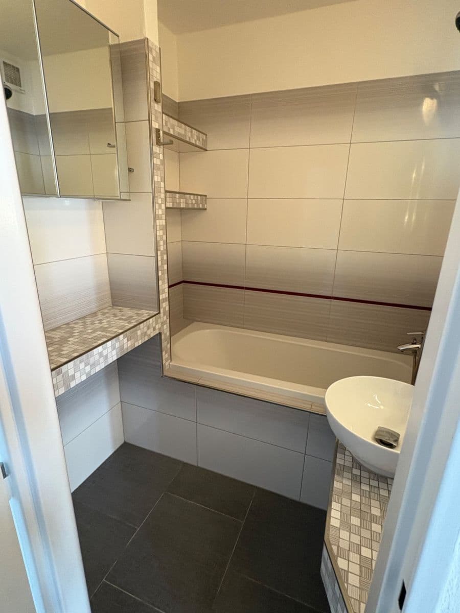 Prenájom bytu 3-izbový 66 m², Na rovinách, Praha, Praha Prenájom bytu 3-izbový 66 m², Na rovinách, Praha, Praha