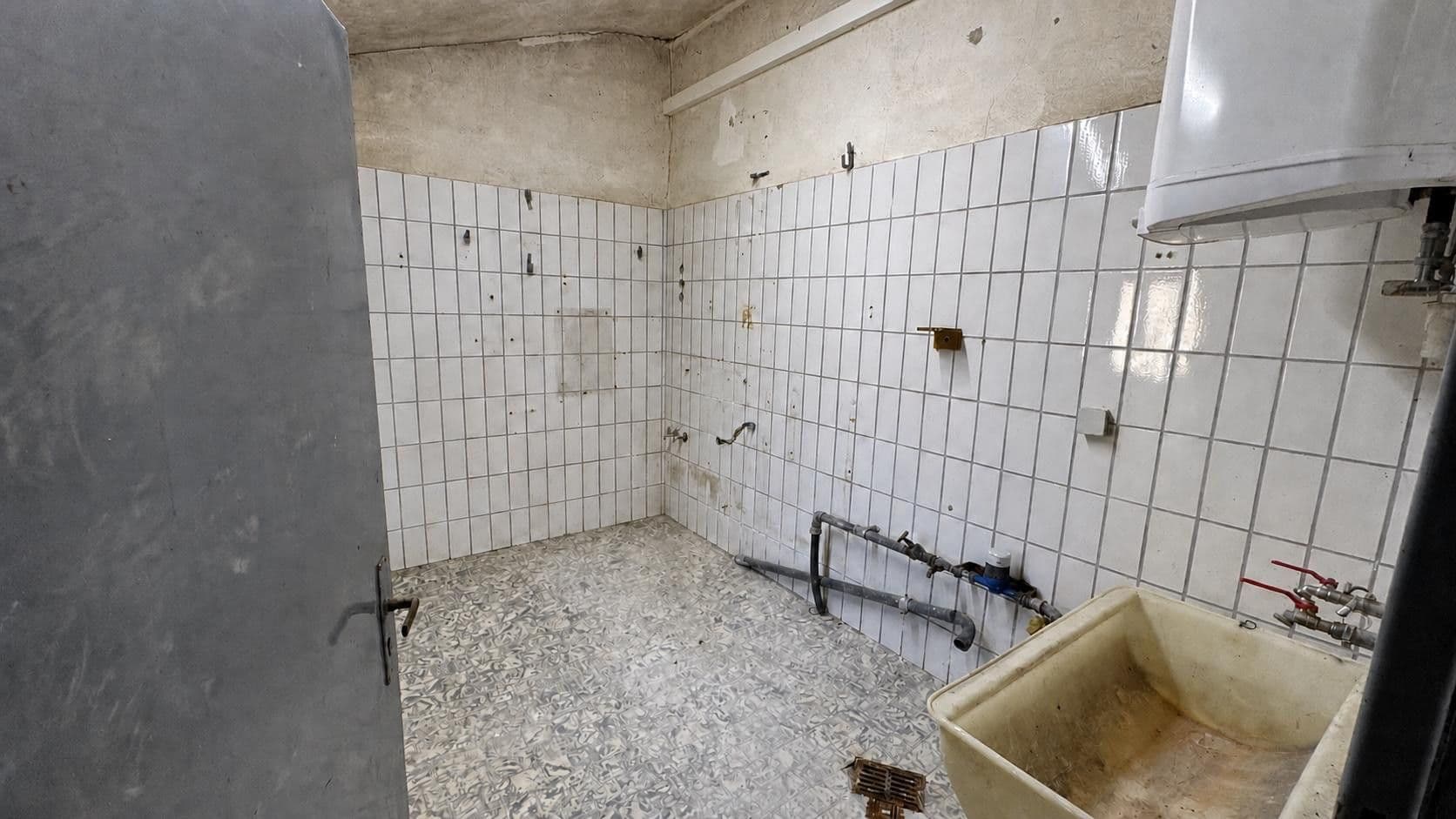 Prenájom nebytového priestoru 2.400 m², Uracher Str. 52, St. Johann, Bádensko-Wurttembersko Prenájom nebytového priestoru 2.400 m², Uracher Str. 52, St. Johann, Bádensko-Wurttembersko