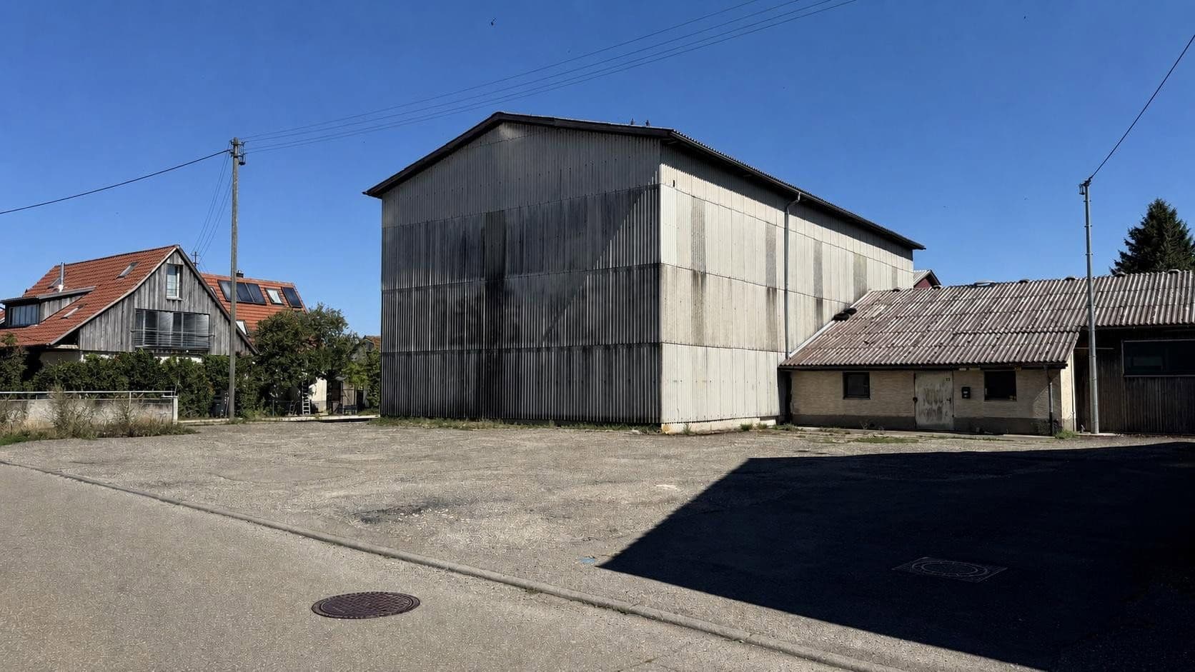Prenájom nebytového priestoru 2.400 m², Uracher Str. 52, St. Johann, Bádensko-Wurttembersko Prenájom nebytového priestoru 2.400 m², Uracher Str. 52, St. Johann, Bádensko-Wurttembersko