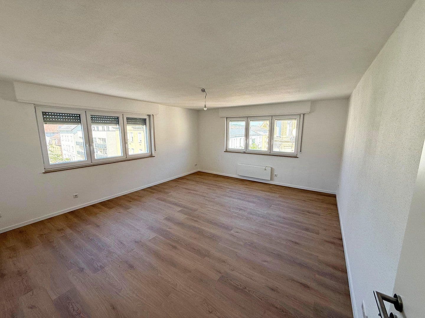 Prenájom bytu 4-izbový 95 m², Stuttgart, Bádensko-Wurttembersko Prenájom bytu 4-izbový 95 m², Stuttgart, Bádensko-Wurttembersko