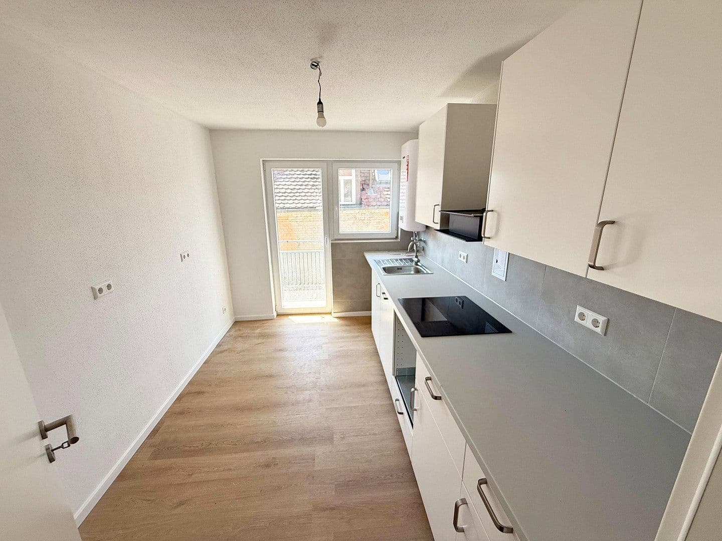 Prenájom bytu 4-izbový 95 m², Stuttgart, Bádensko-Wurttembersko Prenájom bytu 4-izbový 95 m², Stuttgart, Bádensko-Wurttembersko
