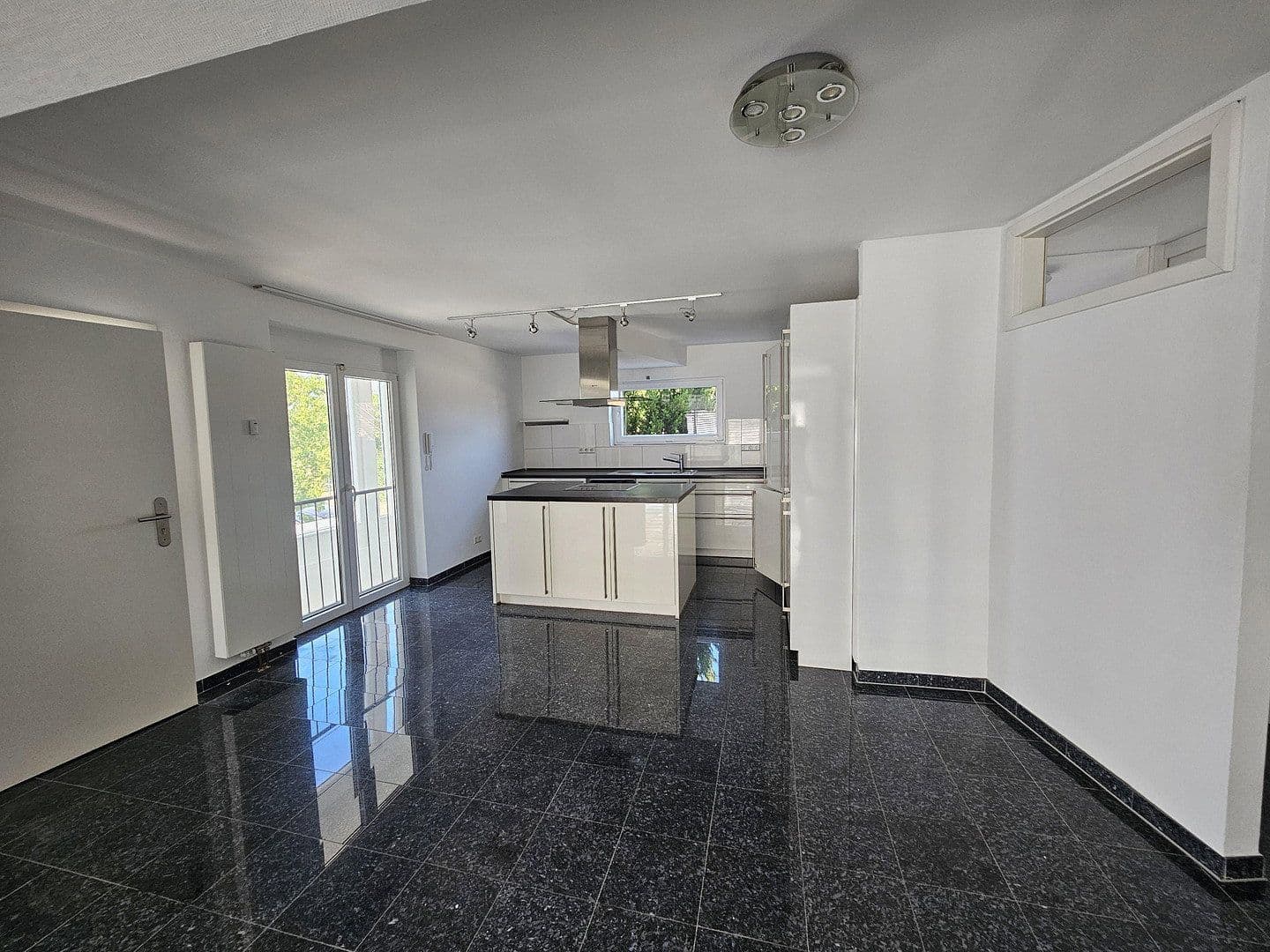 Prenájom bytu 3-izbový 101 m², Kusterdingen, Bádensko-Wurttembersko Prenájom bytu 3-izbový 101 m², Kusterdingen, Bádensko-Wurttembersko