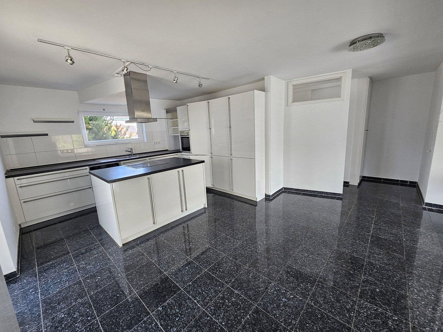 Prenájom bytu 3-izbový 101 m², Kusterdingen, Bádensko-Wurttembersko Prenájom bytu 3-izbový 101 m², Kusterdingen, Bádensko-Wurttembersko