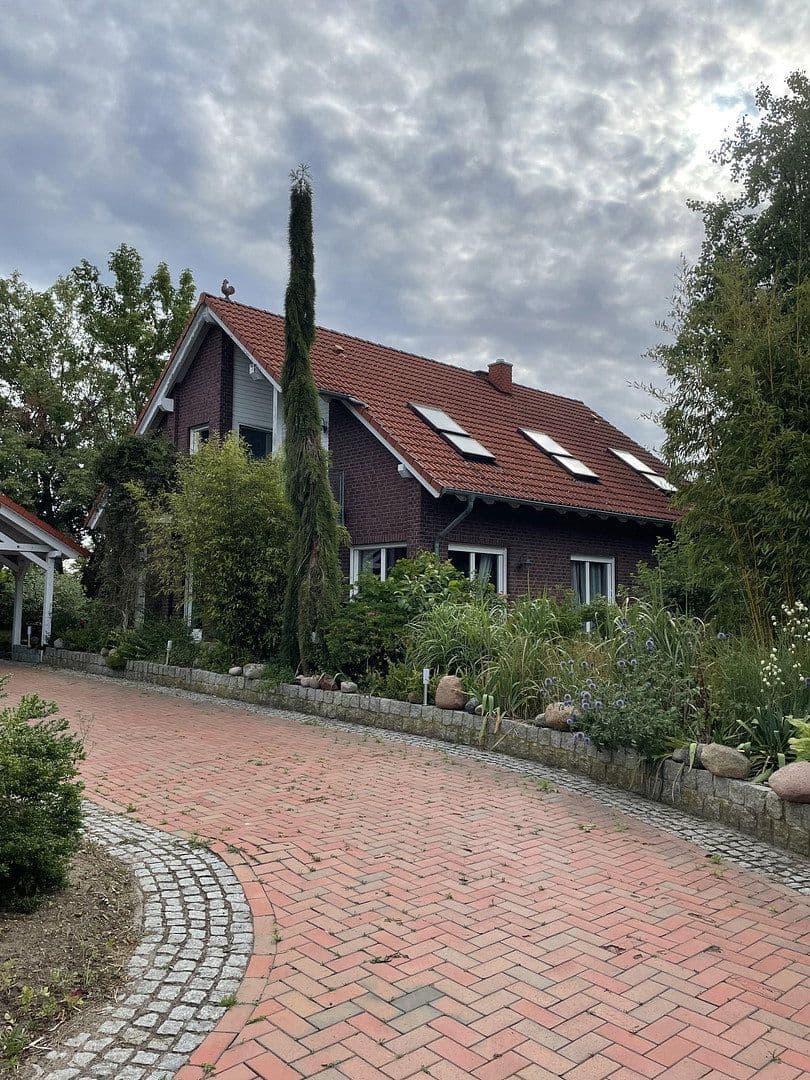Predaj domu 180 m², pozemok 1.560 m², Müncheberg, Brandenbursko Predaj domu 180 m², pozemok 1.560 m², Müncheberg, Brandenbursko