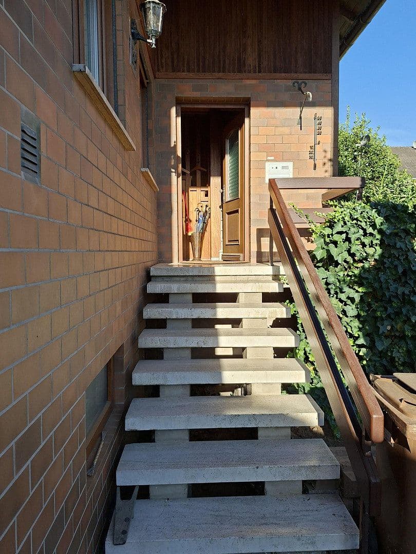 Predaj domu 150 m², pozemok 868 m², Sudetenstraße 14, Bruchköbel, Hesensko Predaj domu 150 m², pozemok 868 m², Sudetenstraße 14, Bruchköbel, Hesensko