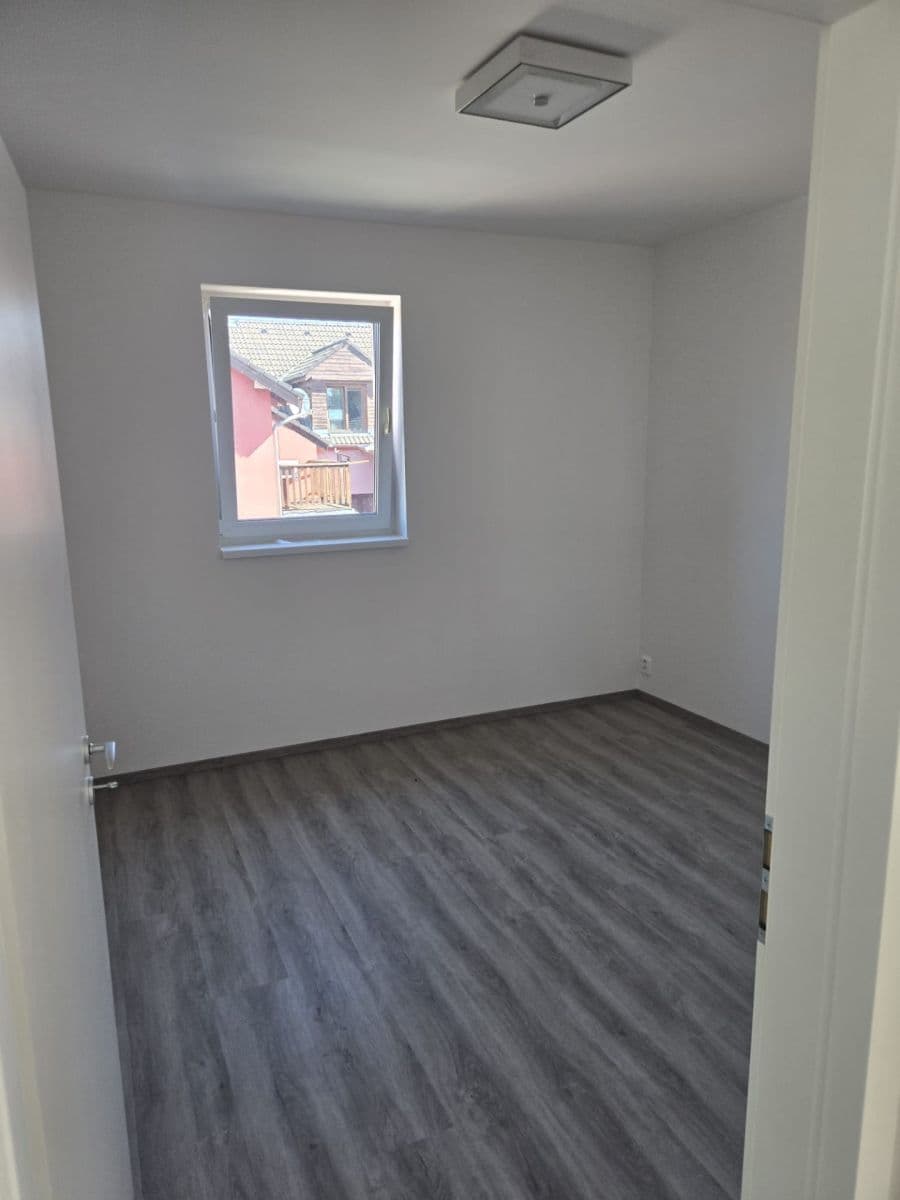 Prenájom bytu 3-izbový 60 m², Šternberská, Divišov, Středočeský kraj Prenájom bytu 3-izbový 60 m², Šternberská, Divišov, Středočeský kraj