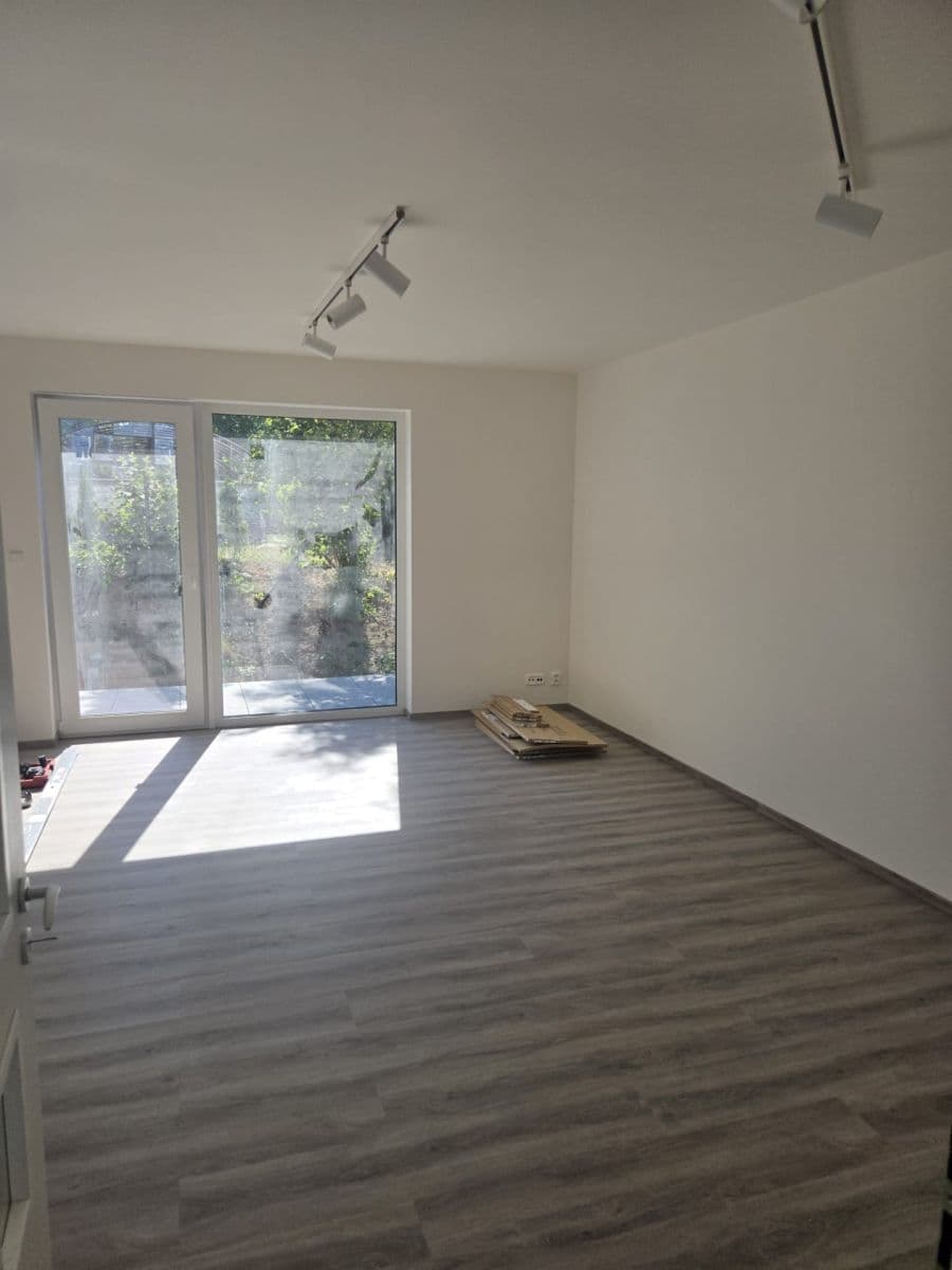Prenájom bytu 3-izbový 60 m², Šternberská, Divišov, Středočeský kraj Prenájom bytu 3-izbový 60 m², Šternberská, Divišov, Středočeský kraj