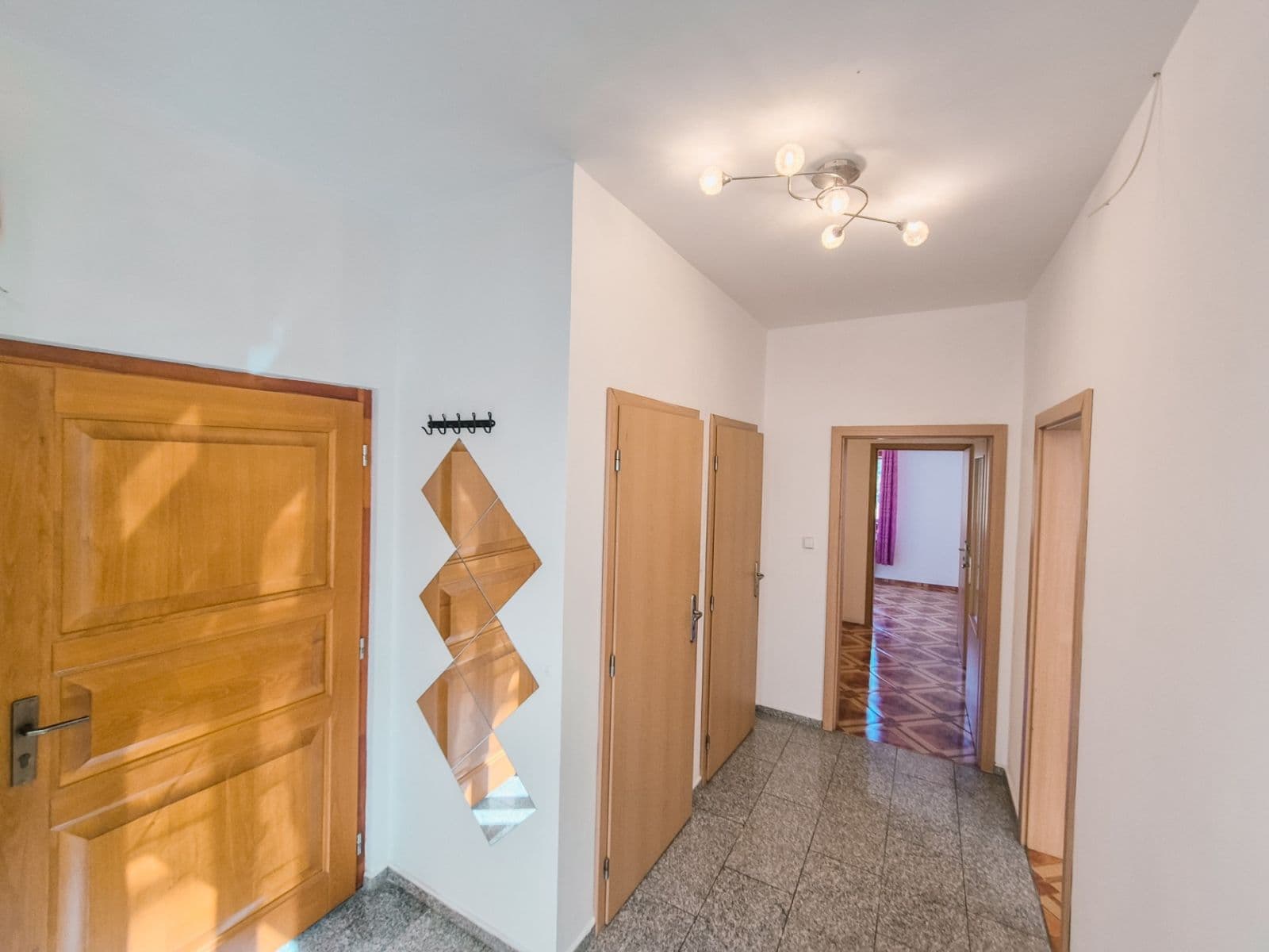 Prenájom bytu 3-izbový 75 m², Francouzská, Praha, Praha Prenájom bytu 3-izbový 75 m², Francouzská, Praha, Praha