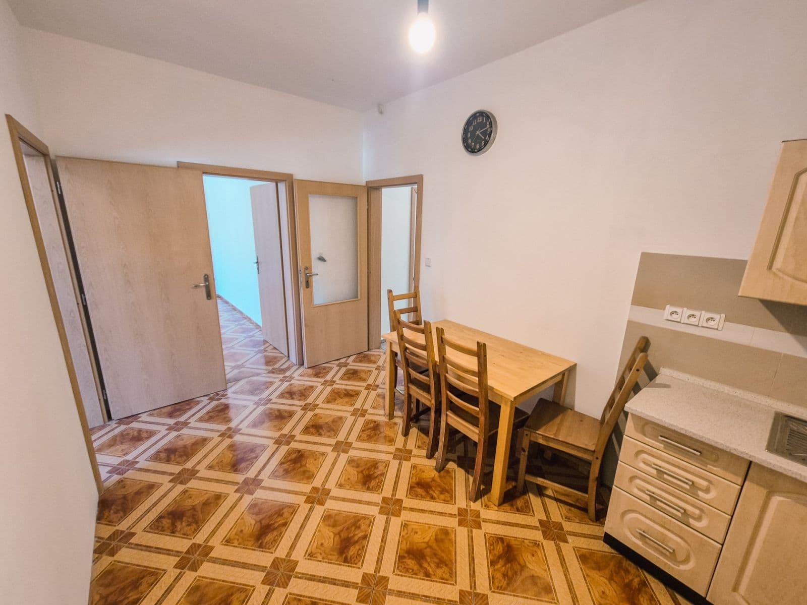 Prenájom bytu 3-izbový 75 m², Francouzská, Praha, Praha Prenájom bytu 3-izbový 75 m², Francouzská, Praha, Praha