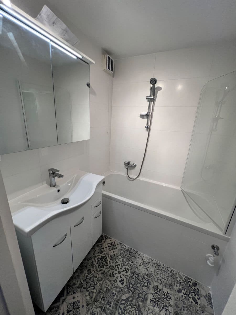 Prenájom bytu 3-izbový 61 m², Lužná, Praha, Praha Prenájom bytu 3-izbový 61 m², Lužná, Praha, Praha