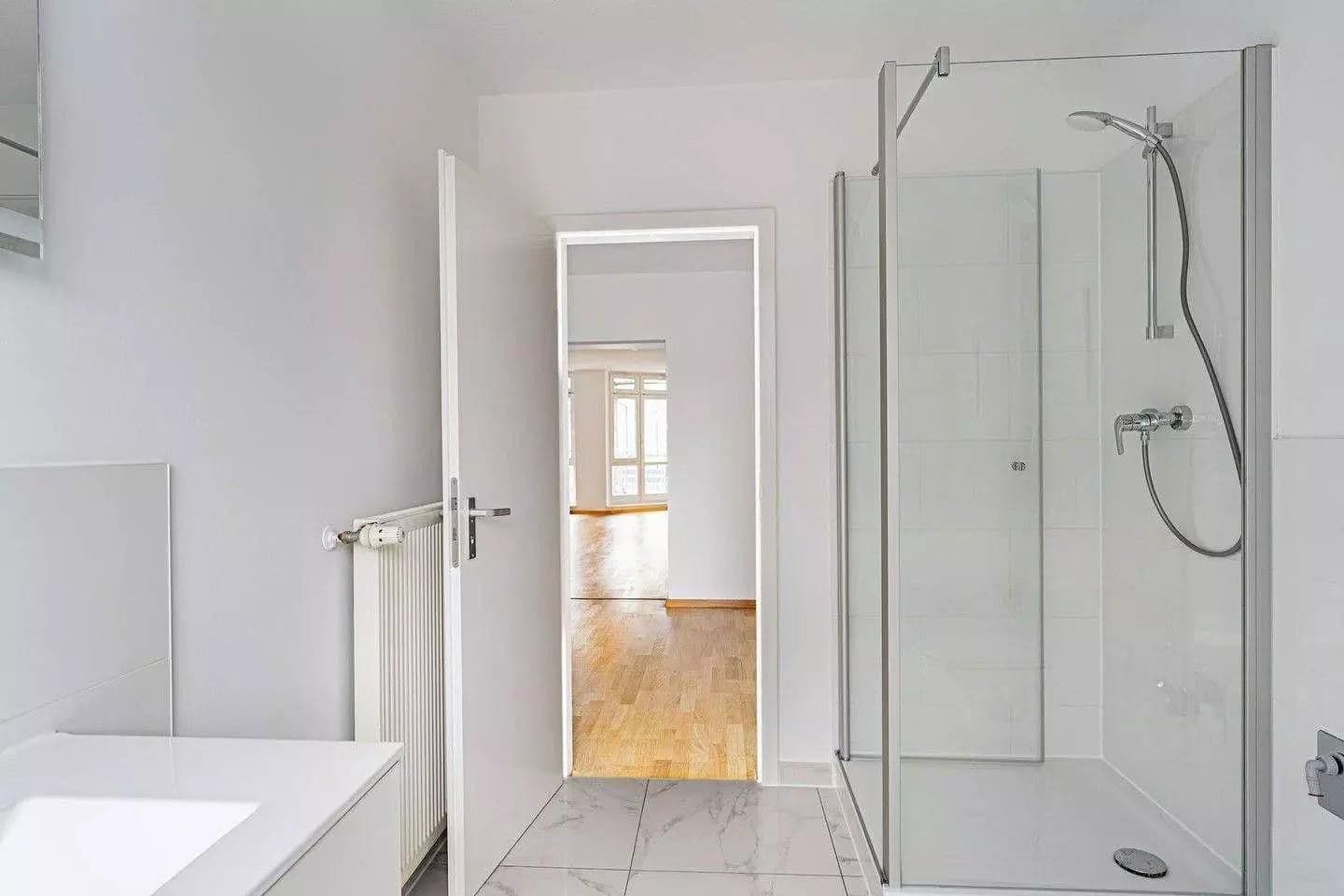 Prenájom bytu 3-izbový 140 m², Alfred-Kowalke-Strasse 14, Berlin, Berlín Prenájom bytu 3-izbový 140 m², Alfred-Kowalke-Strasse 14, Berlin, Berlín