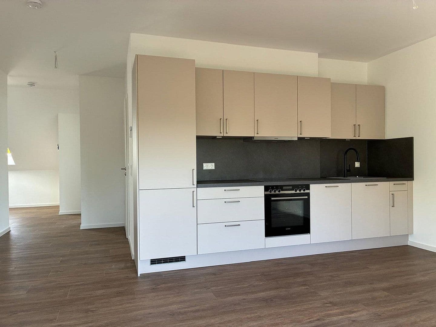 Prenájom bytu 2-izbový 70 m², Nauen, Brandenbursko Prenájom bytu 2-izbový 70 m², Nauen, Brandenbursko