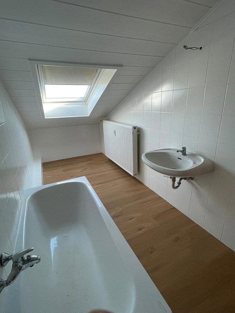 Prenájom bytu 4-izbový 115 m², Brühl, Bádensko-Wurttembersko Prenájom bytu 4-izbový 115 m², Brühl, Bádensko-Wurttembersko