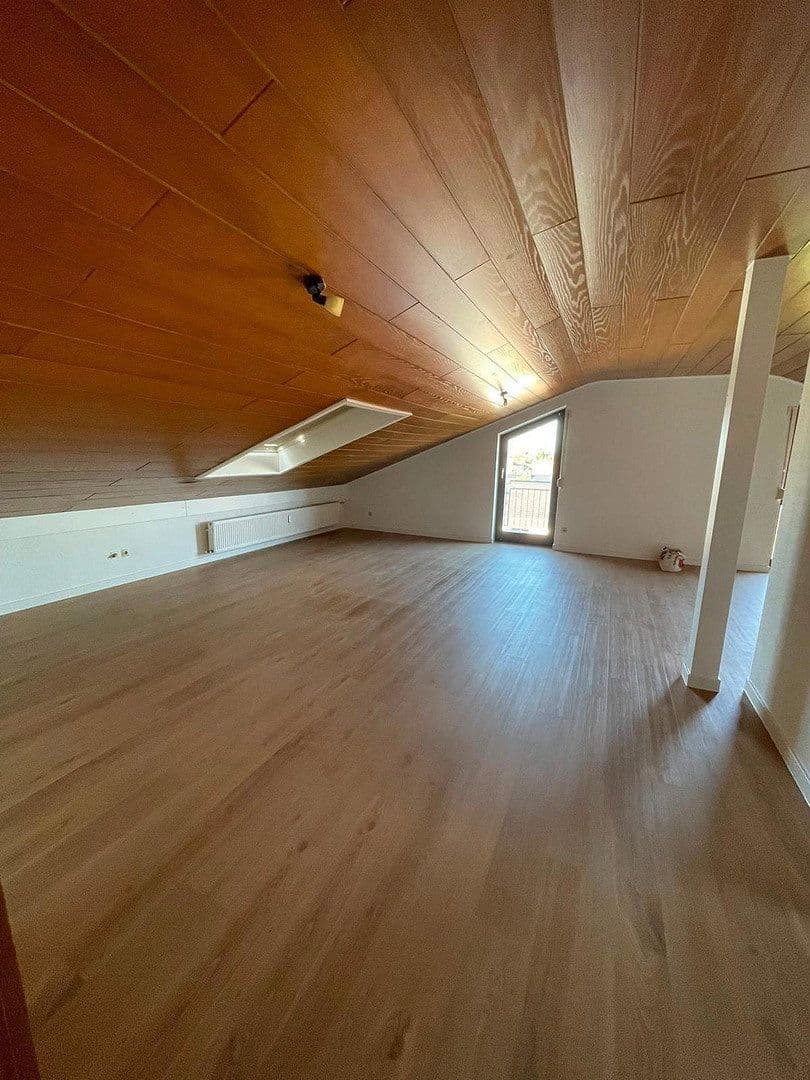 Prenájom bytu 4-izbový 115 m², Brühl, Bádensko-Wurttembersko Prenájom bytu 4-izbový 115 m², Brühl, Bádensko-Wurttembersko
