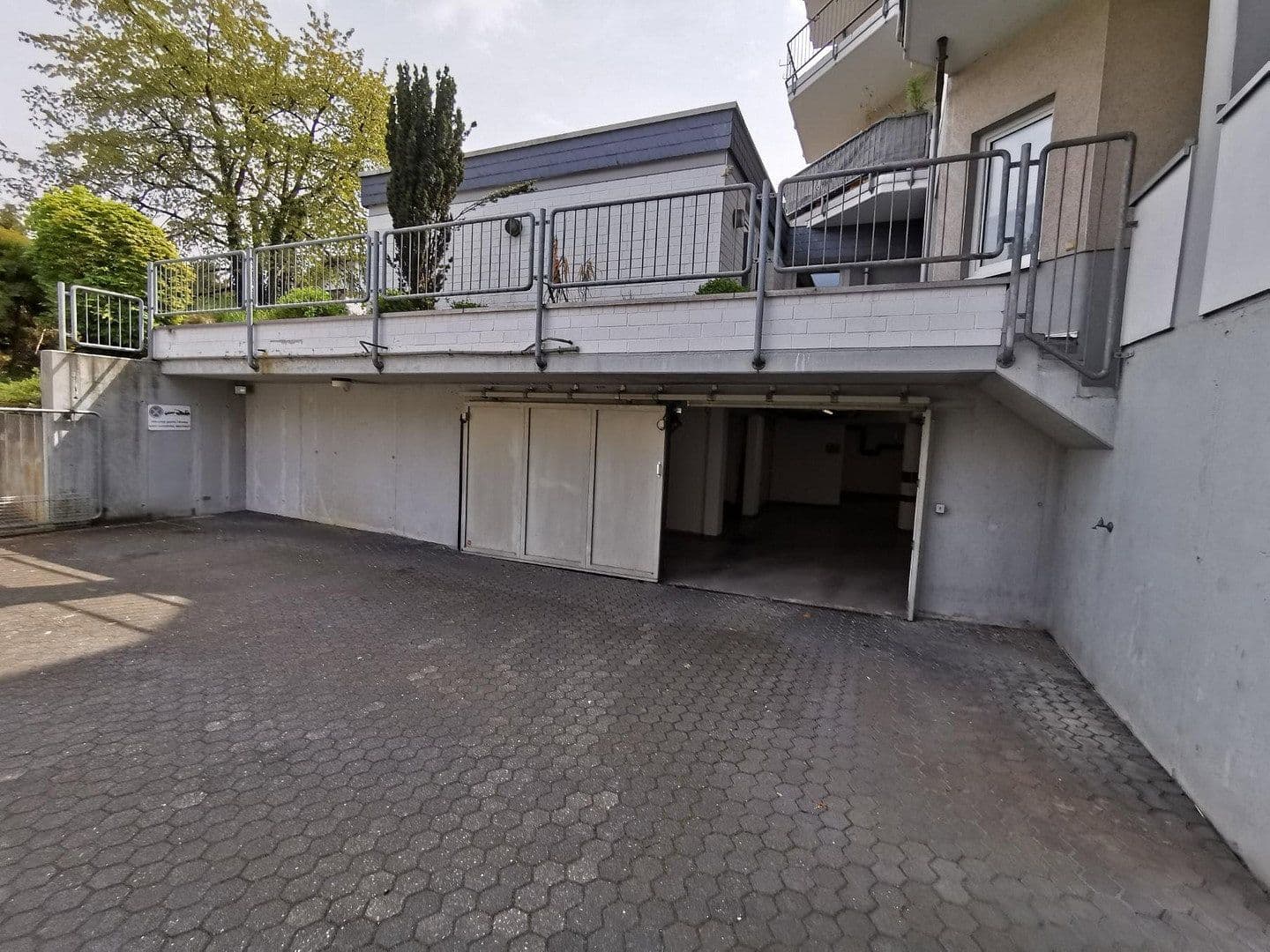 Prenájom bytu 3-izbový 110 m², Frankfurter Str.214, Köln, Severné Porýnie - Westfálsko Prenájom bytu 3-izbový 110 m², Frankfurter Str.214, Köln, Severné Porýnie - Westfálsko