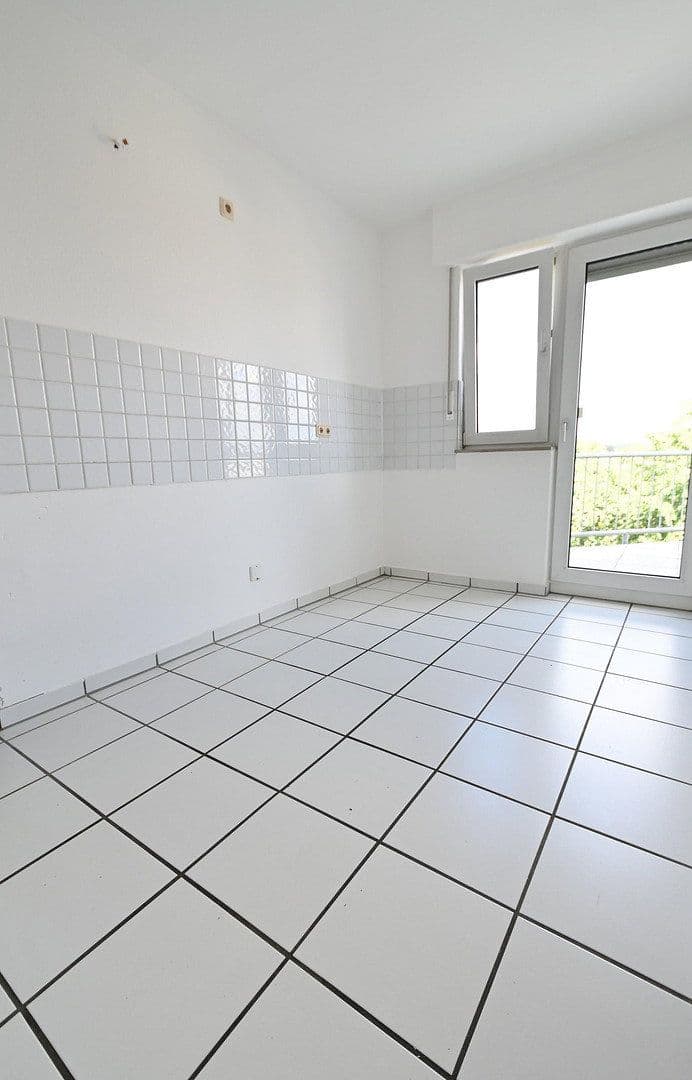 Prenájom bytu 3-izbový 110 m², Frankfurter Str.214, Köln, Severné Porýnie - Westfálsko Prenájom bytu 3-izbový 110 m², Frankfurter Str.214, Köln, Severné Porýnie - Westfálsko