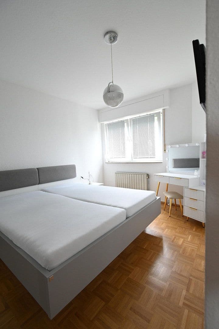 Prenájom bytu 3-izbový 110 m², Frankfurter Str.214, Köln, Severné Porýnie - Westfálsko Prenájom bytu 3-izbový 110 m², Frankfurter Str.214, Köln, Severné Porýnie - Westfálsko