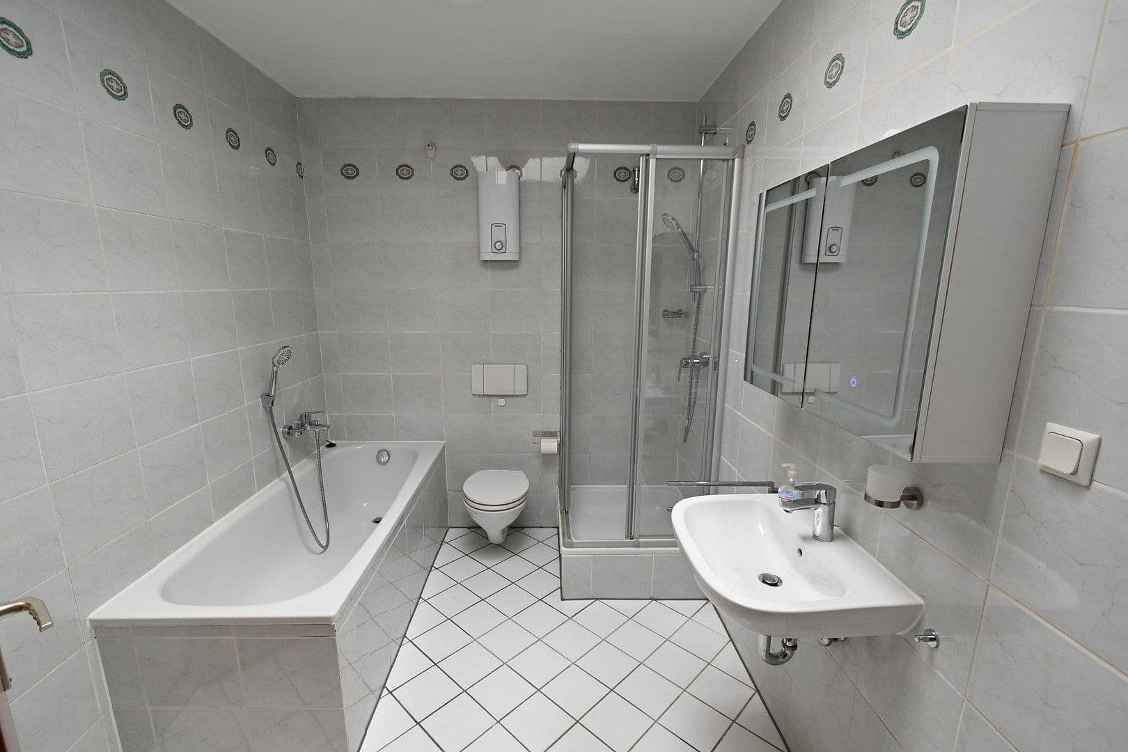 Prenájom bytu 3-izbový 110 m², Frankfurter Str.214, Köln, Severné Porýnie - Westfálsko Prenájom bytu 3-izbový 110 m², Frankfurter Str.214, Köln, Severné Porýnie - Westfálsko